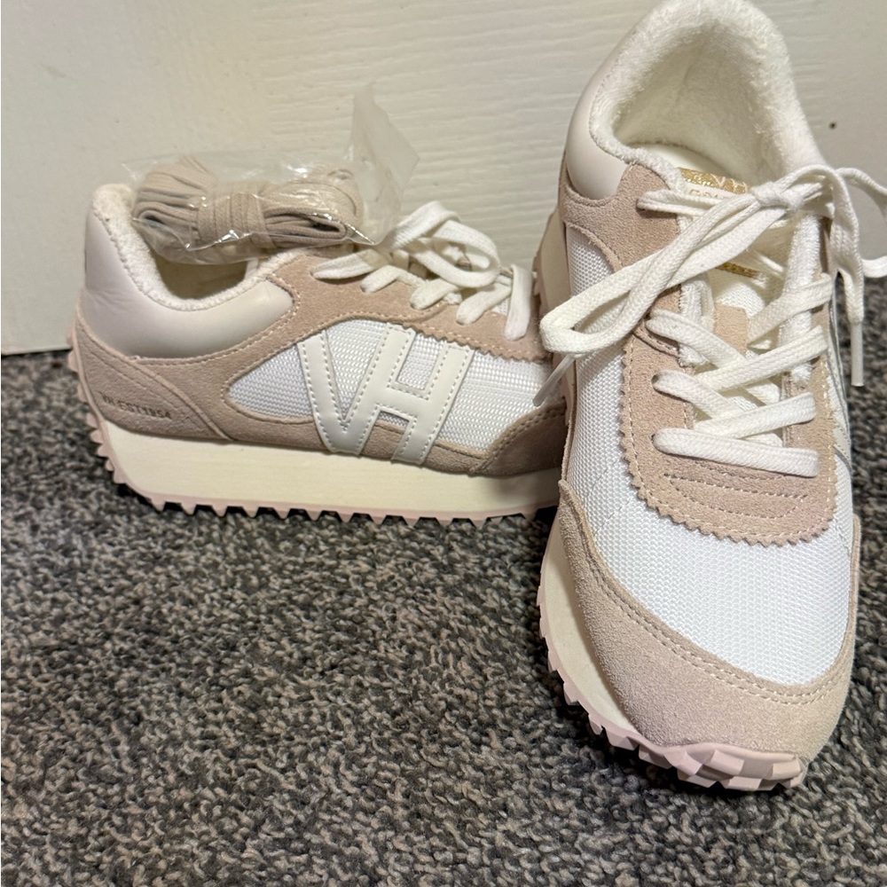 Women's White and Tan Sneakers‎